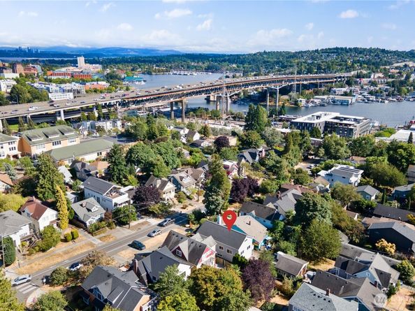 4059 Latona Avenue NE, Seattle WA 98105