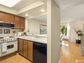 9504 Ravenna Avenue NE 203, Seattle WA 98115