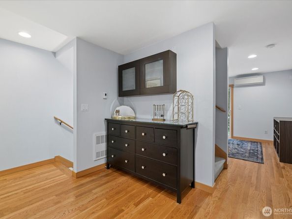 9748 4th Avenue NW B, Seattle WA 98117