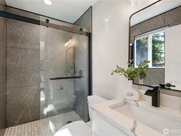 8427 NE 144th Pl, Kirkland WA 98034
