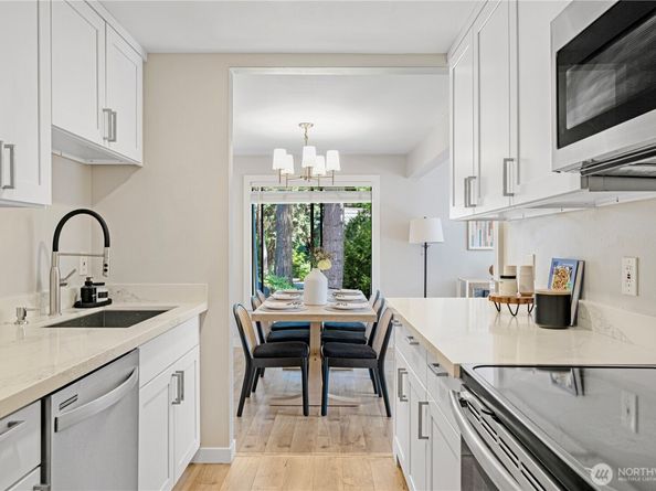 9902 NE 124th St 1202, Kirkland WA 98034