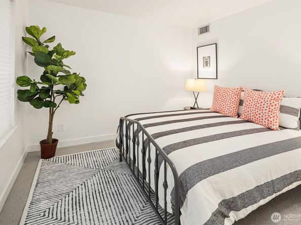 7850 E Green Lake Drive N 301, Seattle WA 98103