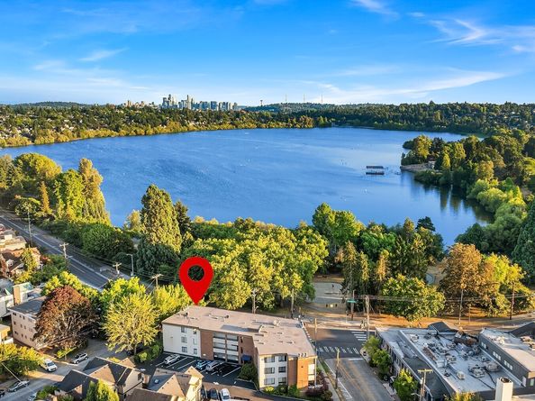7850 E Green Lake Drive N 301, Seattle WA 98103