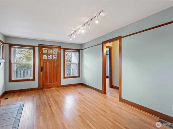 7400 32nd Ave NW, Seattle WA 98117