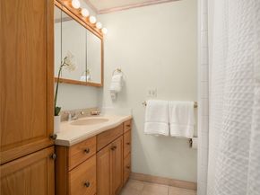 2501 Canterbury Ln E 106, Seattle WA 98112