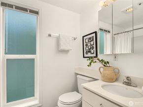 9320 NE Juanita Drive 1B, Kirkland WA 98034