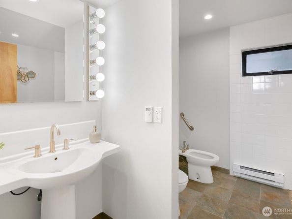 656 Howe Street, Seattle WA 98109