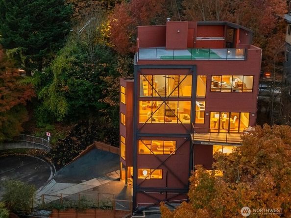 656 Howe Street, Seattle WA 98109