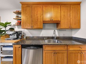 911 N 73rd Street 401, Seattle WA 98103