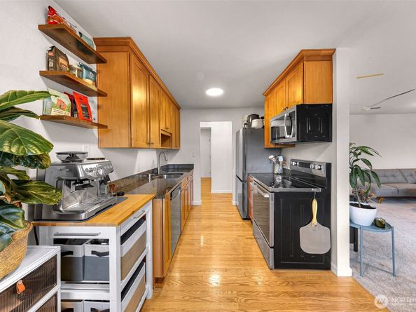 911 N 73rd Street 401, Seattle WA 98103