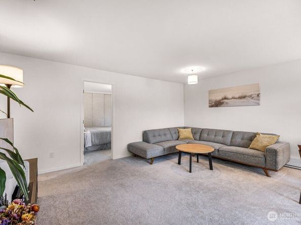 911 N 73rd Street 401, Seattle WA 98103