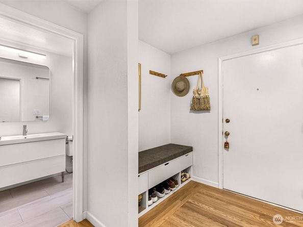 911 N 73rd Street 401, Seattle WA 98103