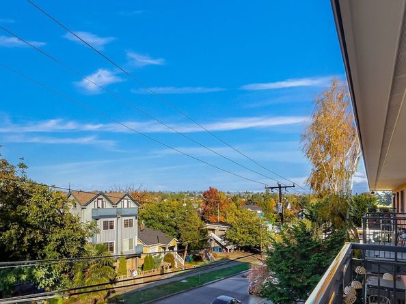911 N 73rd Street 401, Seattle WA 98103