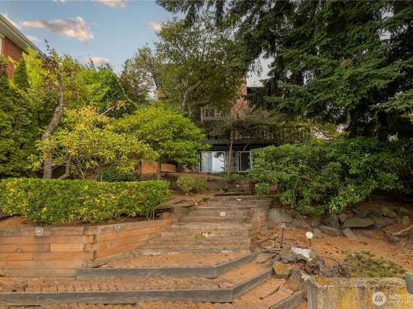3034 30th Avenue W, Seattle WA 98199