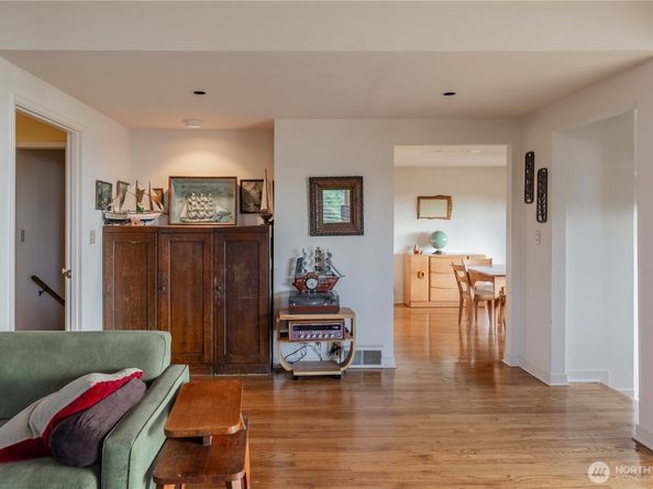 3034 30th Avenue W, Seattle WA 98199