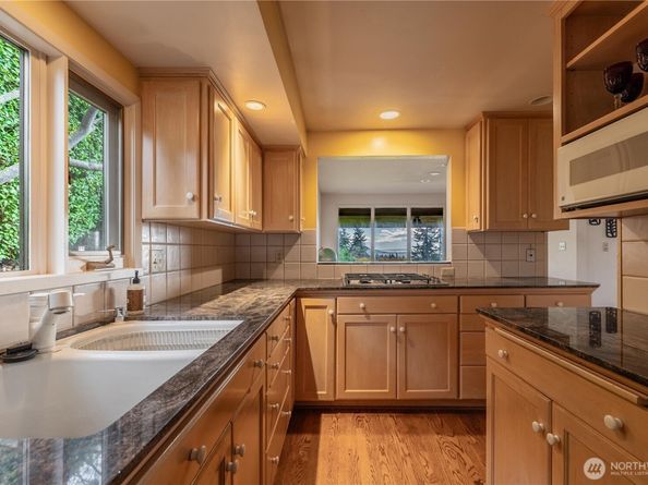 3034 30th Avenue W, Seattle WA 98199