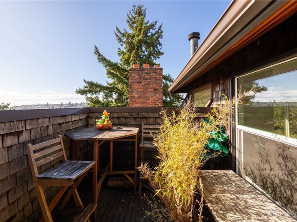 3034 30th Avenue W, Seattle WA 98199