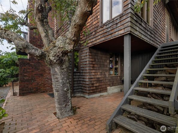 3034 30th Avenue W, Seattle WA 98199