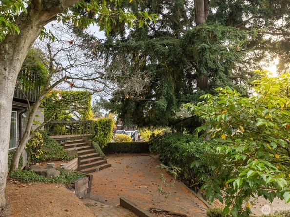 3034 30th Avenue W, Seattle WA 98199