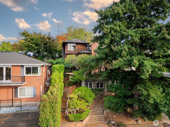 3034 30th Avenue W, Seattle WA 98199