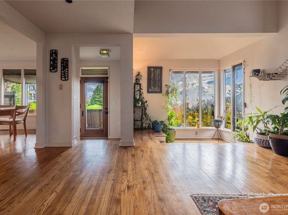 3034 30th Avenue W, Seattle WA 98199