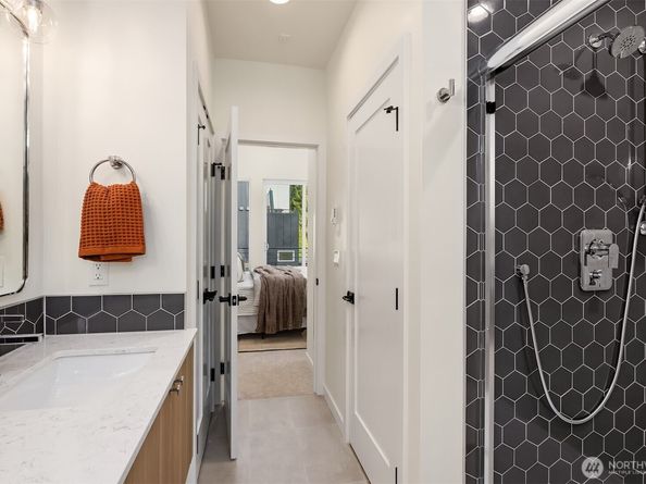 10817 11th Avenue NE B, Seattle WA 98125