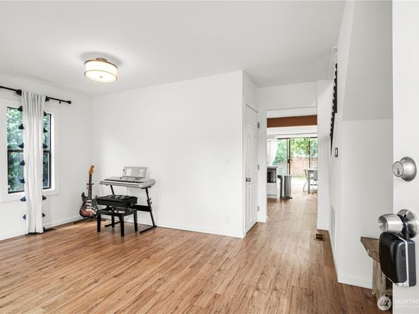 8739 17th Avenue NW, Seattle WA 98117
