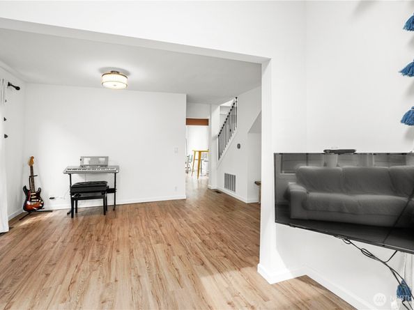 8739 17th Avenue NW, Seattle WA 98117