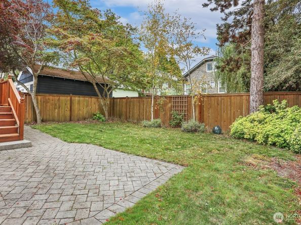 324 NE 52nd Street, Seattle WA 98105