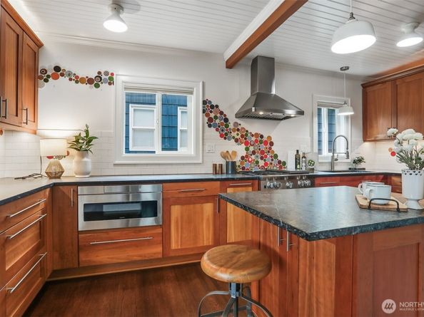 324 NE 52nd Street, Seattle WA 98105