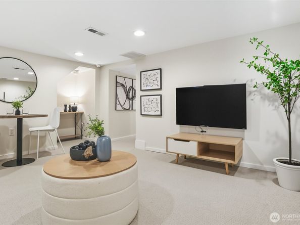 324 NE 52nd Street, Seattle WA 98105