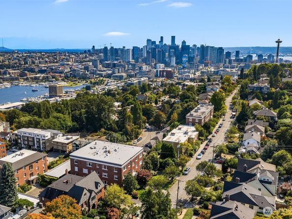 1902 Bigelow Avenue N 404, Seattle WA 98109