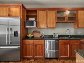 1902 Bigelow Avenue N 404, Seattle WA 98109