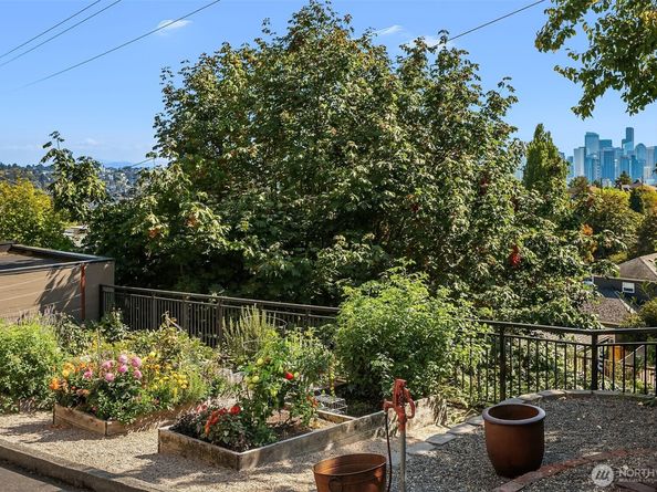 1902 Bigelow Avenue N 404, Seattle WA 98109