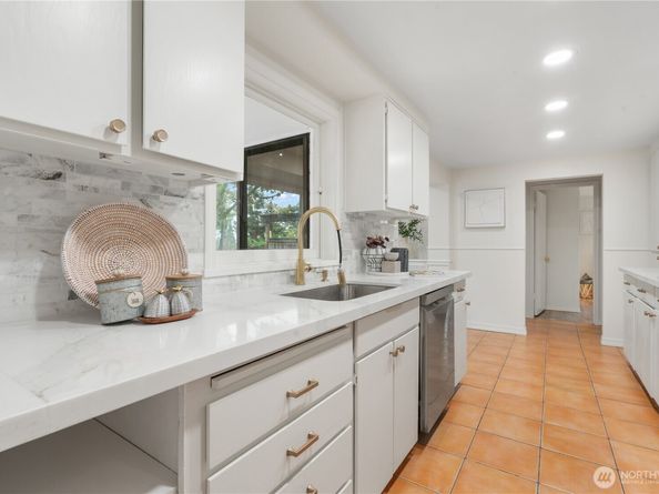 9355 Sunset Way, Bellevue WA 98004