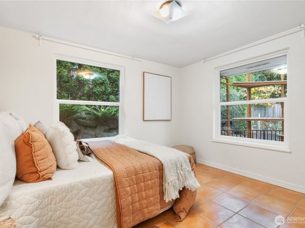 9355 Sunset Way, Bellevue WA 98004