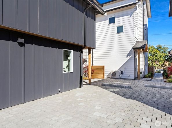 8007 25th Avenue NW, Seattle WA 98117