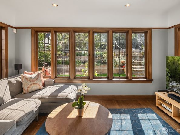 2055 E Crescent Drive, Seattle WA 98112