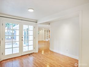 936 NE 207th Place NE, Sammamish WA 98074