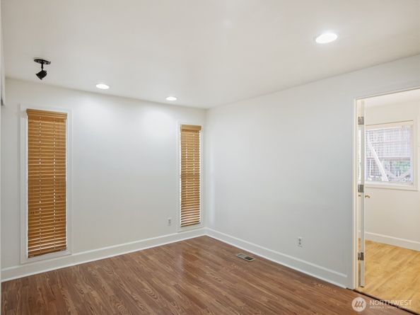 936 NE 207th Place NE, Sammamish WA 98074