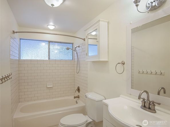 936 NE 207th Place NE, Sammamish WA 98074