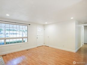 936 NE 207th Place NE, Sammamish WA 98074