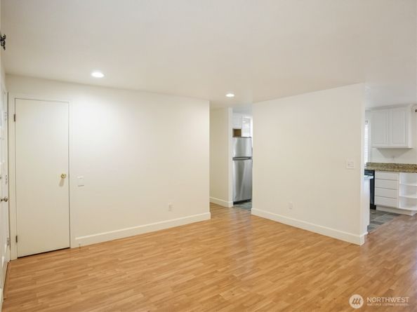 936 NE 207th Place NE, Sammamish WA 98074