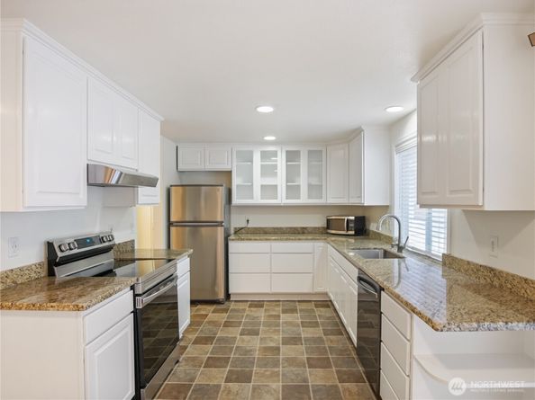 936 NE 207th Place NE, Sammamish WA 98074