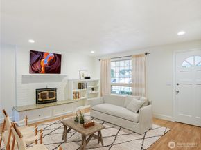 936 NE 207th Place NE, Sammamish WA 98074