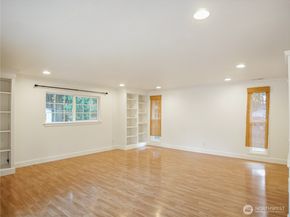 936 NE 207th Place NE, Sammamish WA 98074