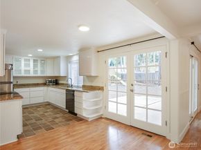 936 NE 207th Place NE, Sammamish WA 98074