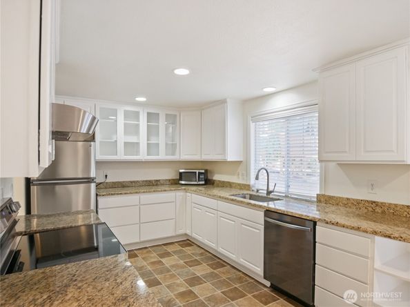 936 NE 207th Place NE, Sammamish WA 98074