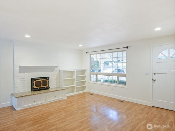 936 NE 207th Place NE, Sammamish WA 98074