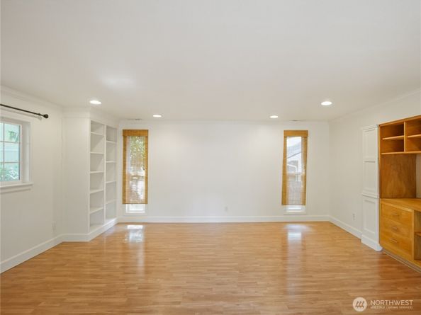 936 NE 207th Place NE, Sammamish WA 98074